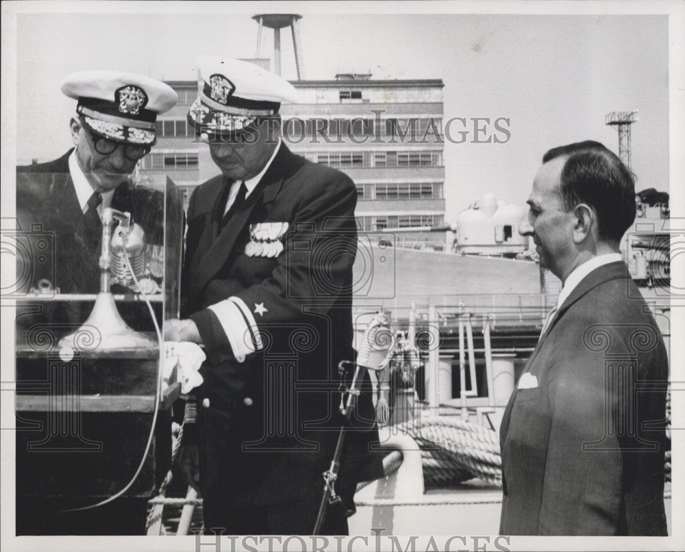 1958 Press Photo Rear Adm. Carl Espe &amp; Greek Counsellor Phedon A. Cavalioratos - Historic Images