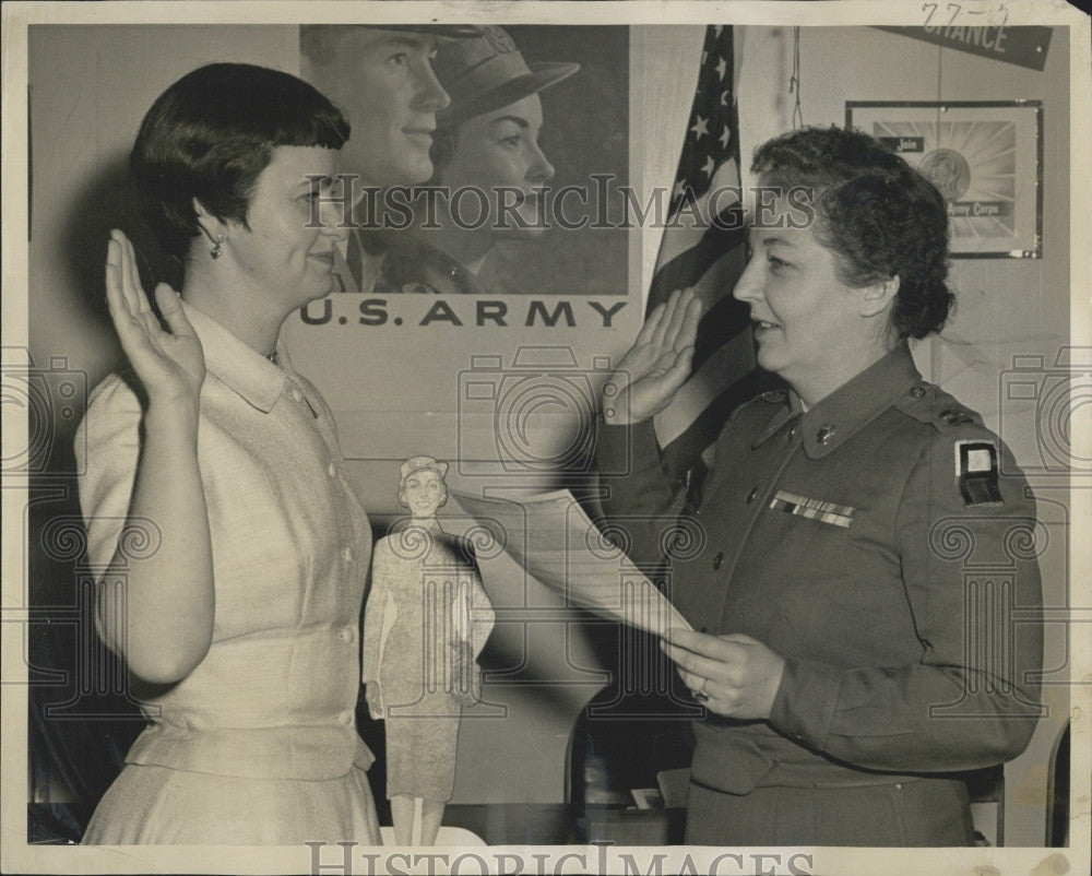 1956 Press Photo Eleanor Cavanaugh sworn into WAC&#39;s by Capt EF Kennard - Historic Images