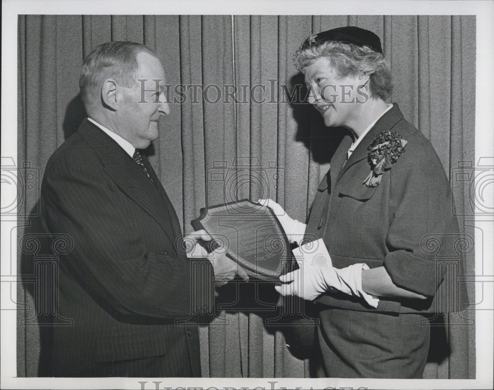 1950 Press Photo G Polk Memorial plaque to K Smith from sister Mrs N Cushman - Historic Images