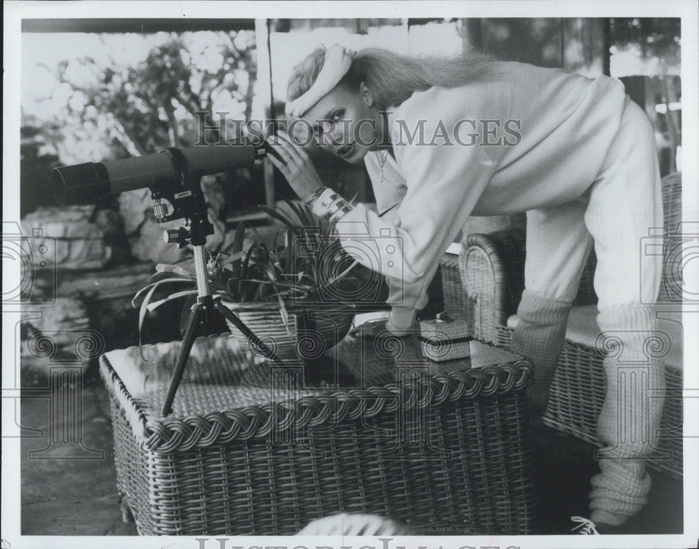 Press Photo Madeline Kane Poses With Telescope - Historic Images