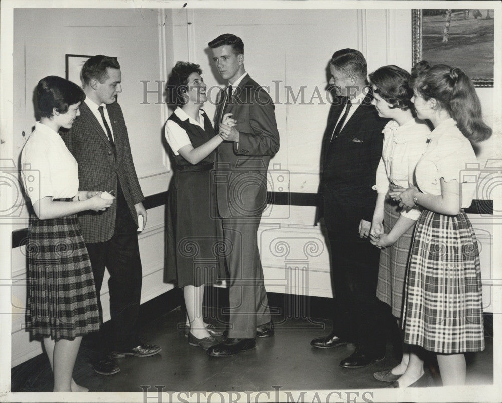 1961 Press Photo Kathleen Kane &amp; Gerald Kiley Show Dance Steps For Record Hop - Historic Images