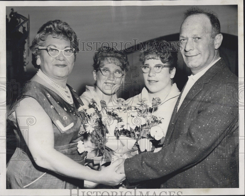 1959 Press Photo Paul &amp; Rose Kaplan &amp; daughters Trudy &amp; Judy , married 25 yrs - Historic Images