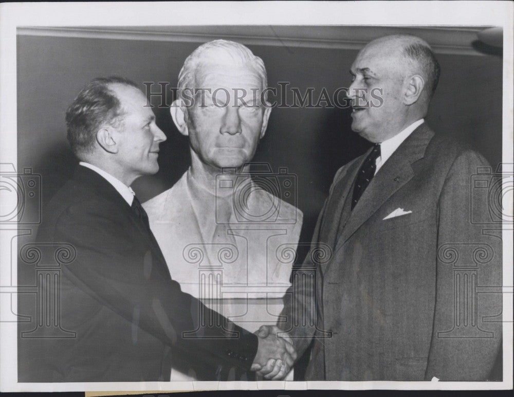 1949 Press Photo Sculptor Kalervo Kallio &amp; Defense Sec Louis Johnson - Historic Images