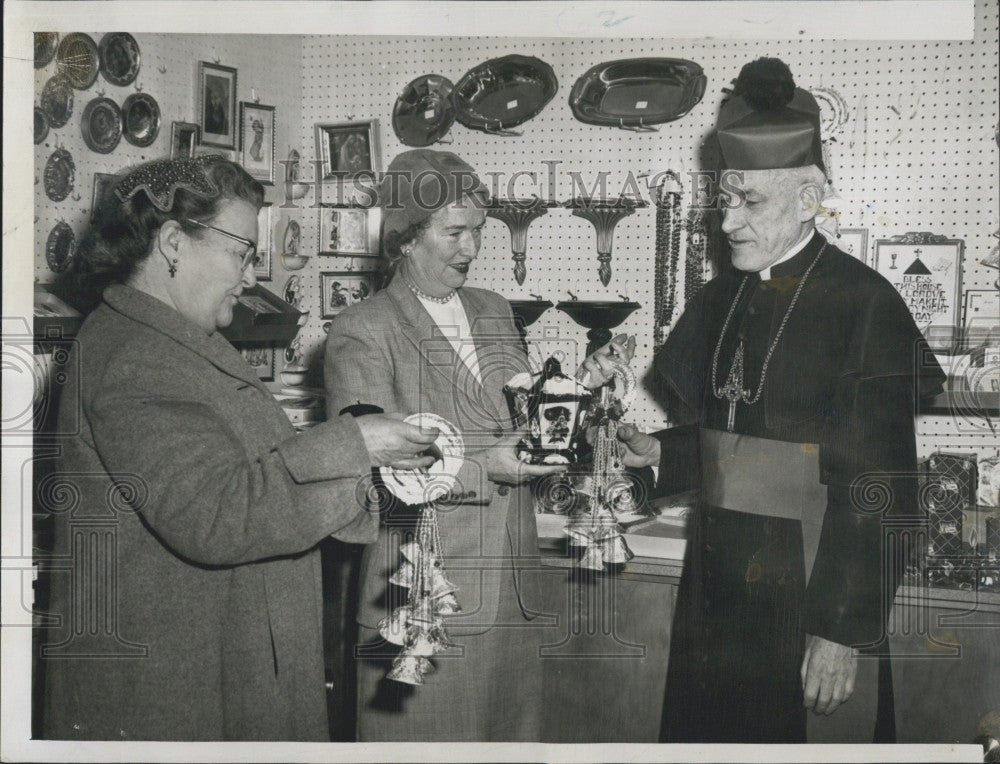 1955 Press Photo Archbishop Cushing, Mrs J Curry &amp; Mrs D Dempsey - Historic Images