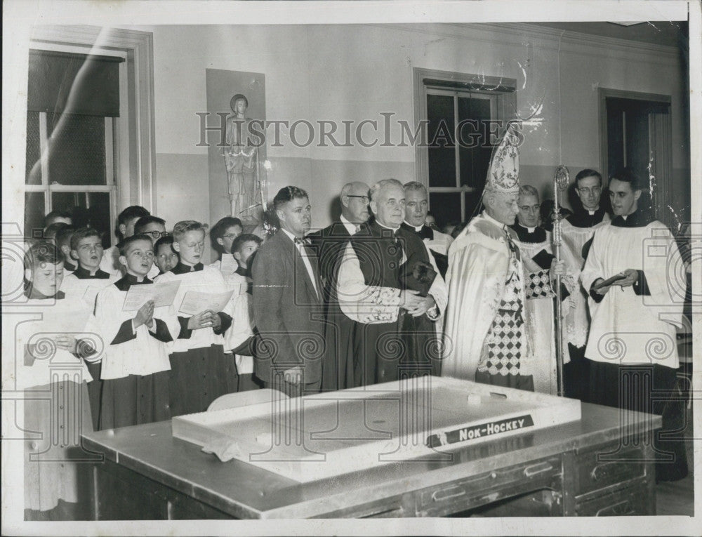 1955 Press Photo Archbishop Cushing, dedicates Fidelity House  in Boston - Historic Images
