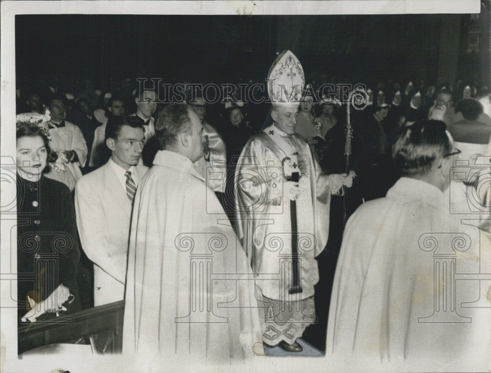 1955 Press Photo Archbishop Cushing,holds Eater services - Historic Images