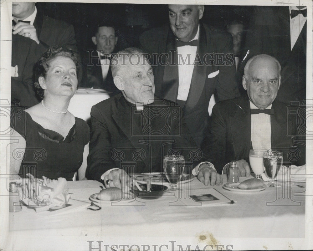 1957 Press Photo Cardinal Cushing And Registrar Rudolph King Honored At Dinner - Historic Images