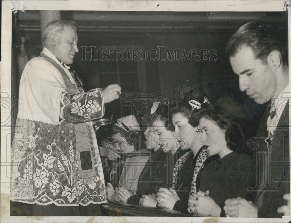 1949 Press Photo Archbishop Cushing at St Mary&#39;s Church, Boston - Historic Images