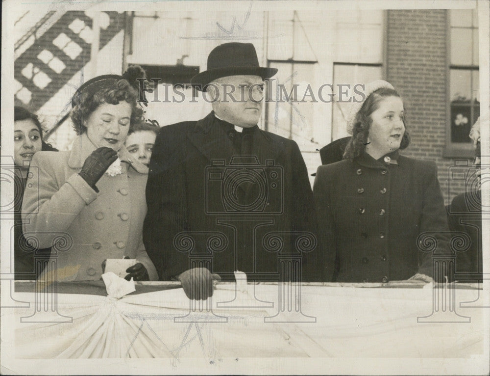 1949 Press Photo Archbishop Cushing &amp; Boston women - Historic Images