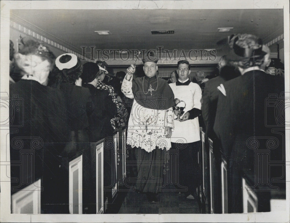 1947 Press Photo Archbishop Cushing at Holy Ghost Chapel - Historic Images