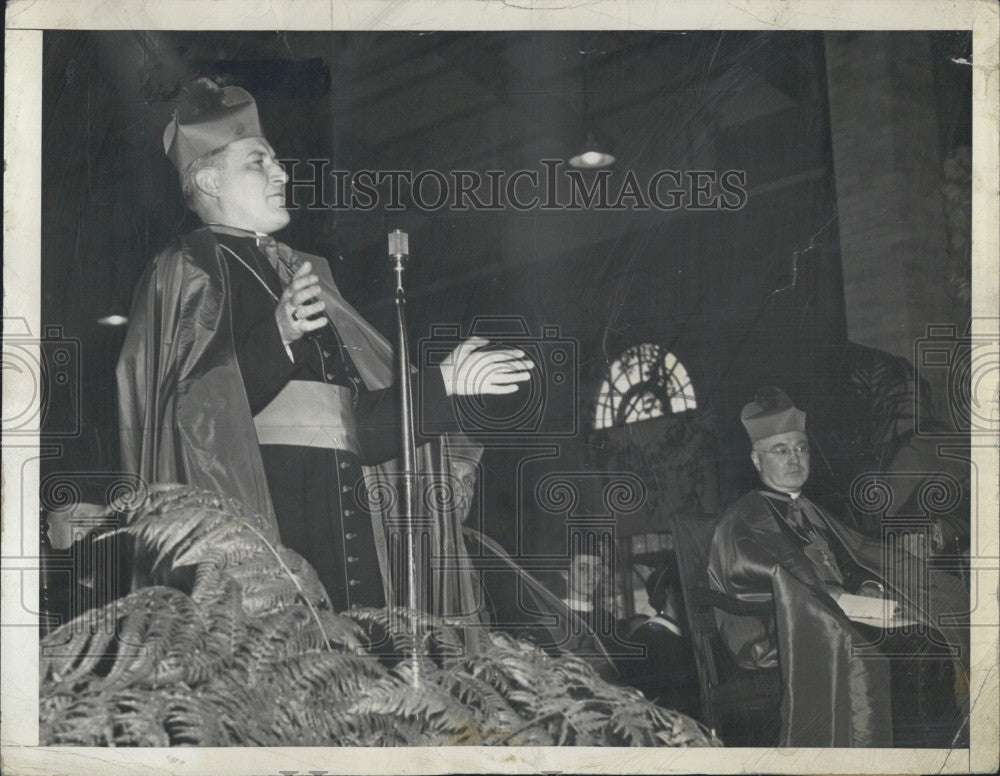 1947 Press Photo The Most Reverend Cushing at College of Mt St Vincent - Historic Images