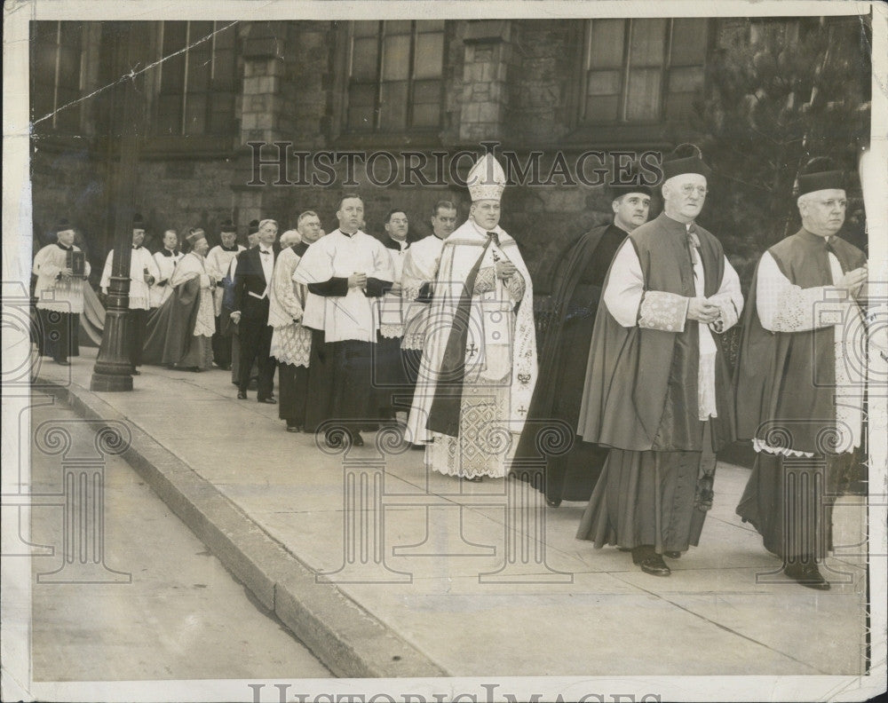 1944 Press Photo Archbishop Richard Cushing Elevatim Ceremonies - Historic Images