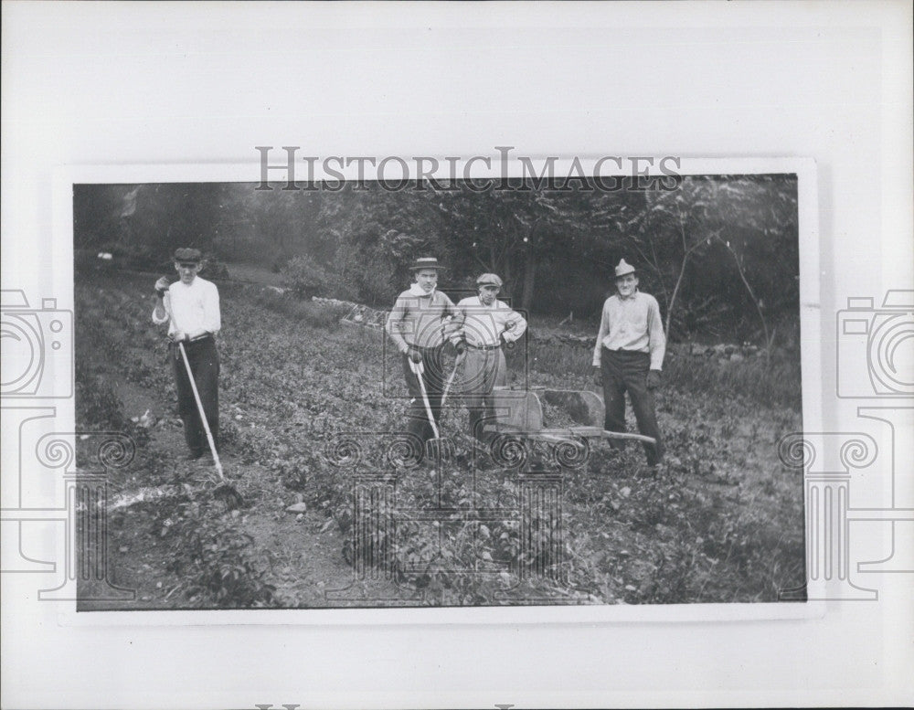 1970 Press Photo Cushing Right At Work On The Seminary Farm - Historic Images