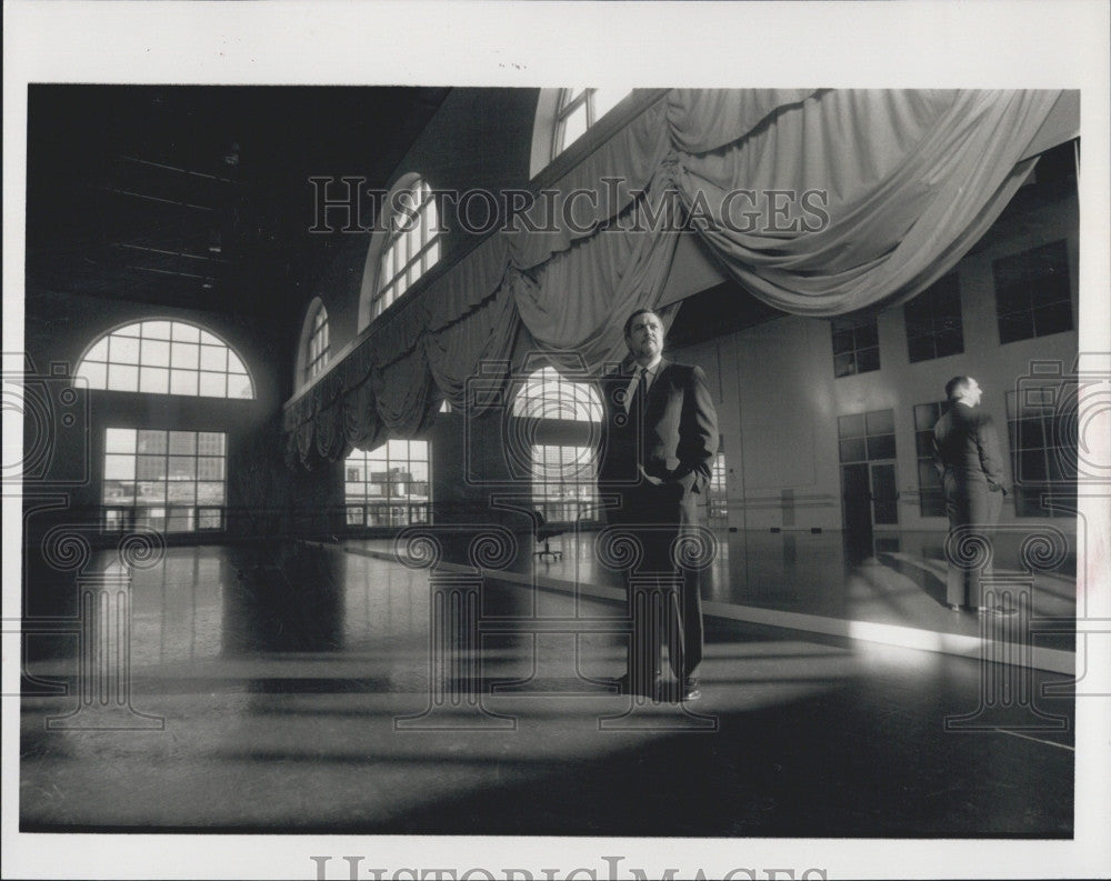 1992 Press Photo Ballet Dancer David Brown In New Studio - Historic Images