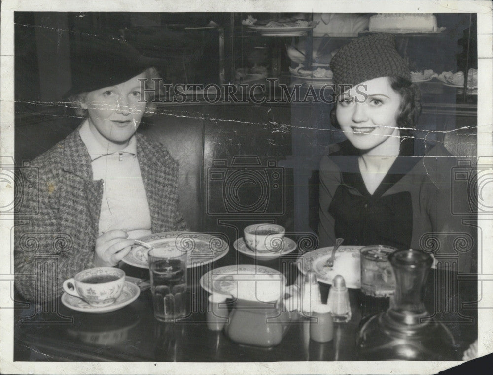 1935 Press Photo Nancy Carroll & Phyllis Coghlan have lunch - Historic Images
