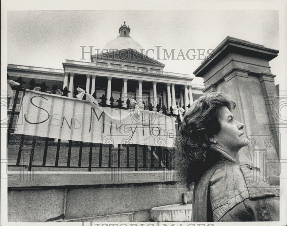 1992 Press Photo Lynn Sanborn Walking to Senate Hearing at State House - Historic Images