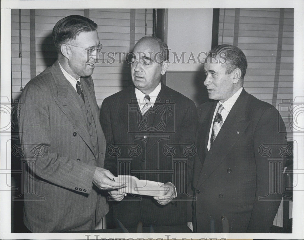 1951 Press Photo John J. &#39;Gene&#39; Sampson Agrees to End Longshoremen Strike - Historic Images