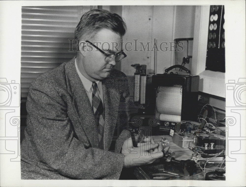 1956 Press Photo John T. Mengel, U.S. Navy Research Scientist - Historic Images