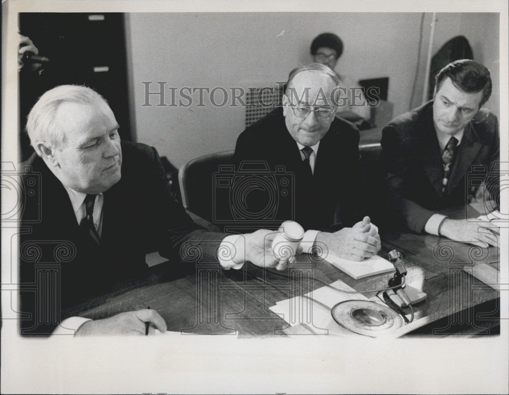 1971 Press Photo Rep. John Meila Brighton, Sen. Francis McCann w Jar Pure Heroin - Historic Images