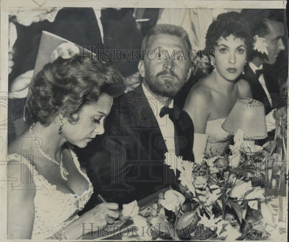 1955 Press Photo Kirk Douglas, Martine Carol, and Gina Lollobrigida - Historic Images