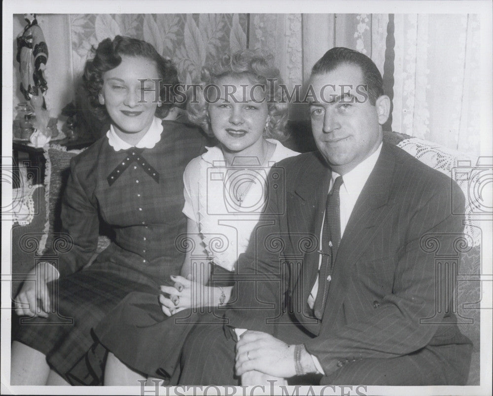 1956 Press Photo Mary Carroll with friends Bob &amp; Betty Girouard - Historic Images