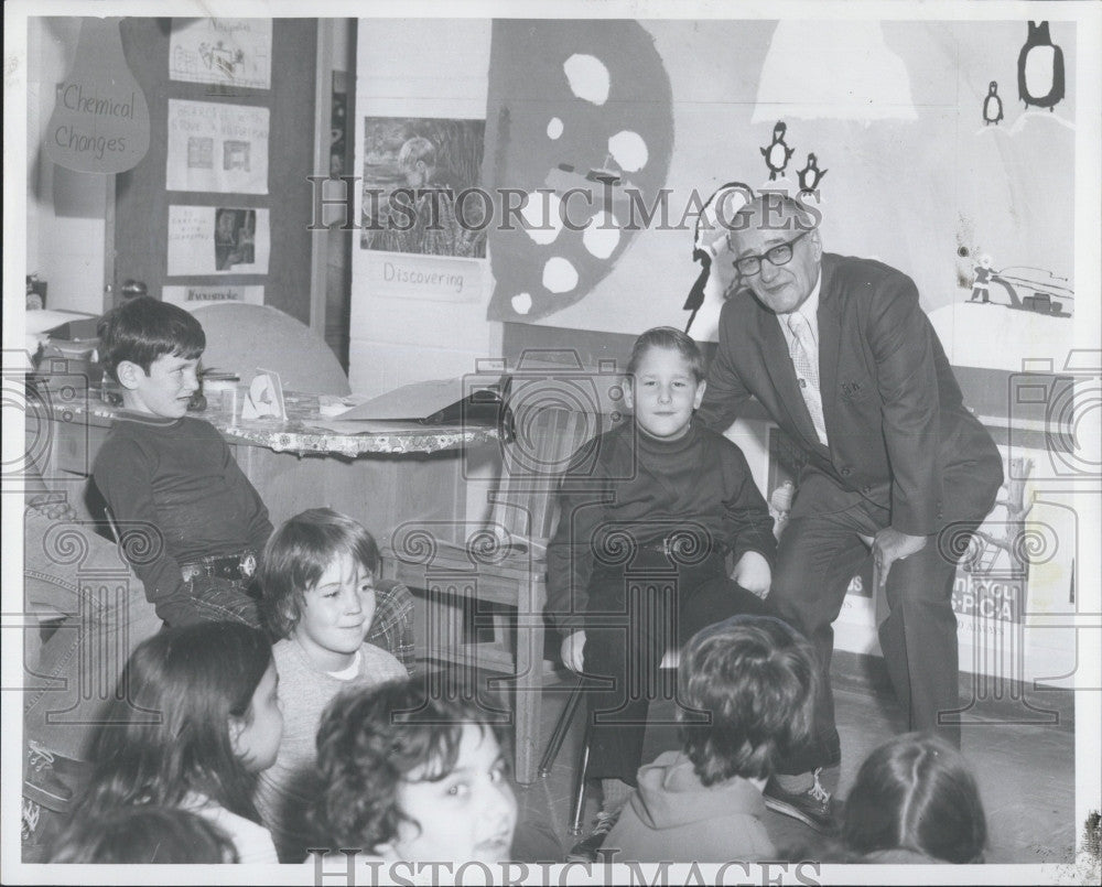 1974 Press Photo South Pole Explorer Al Carbone with Gore St. School students - Historic Images