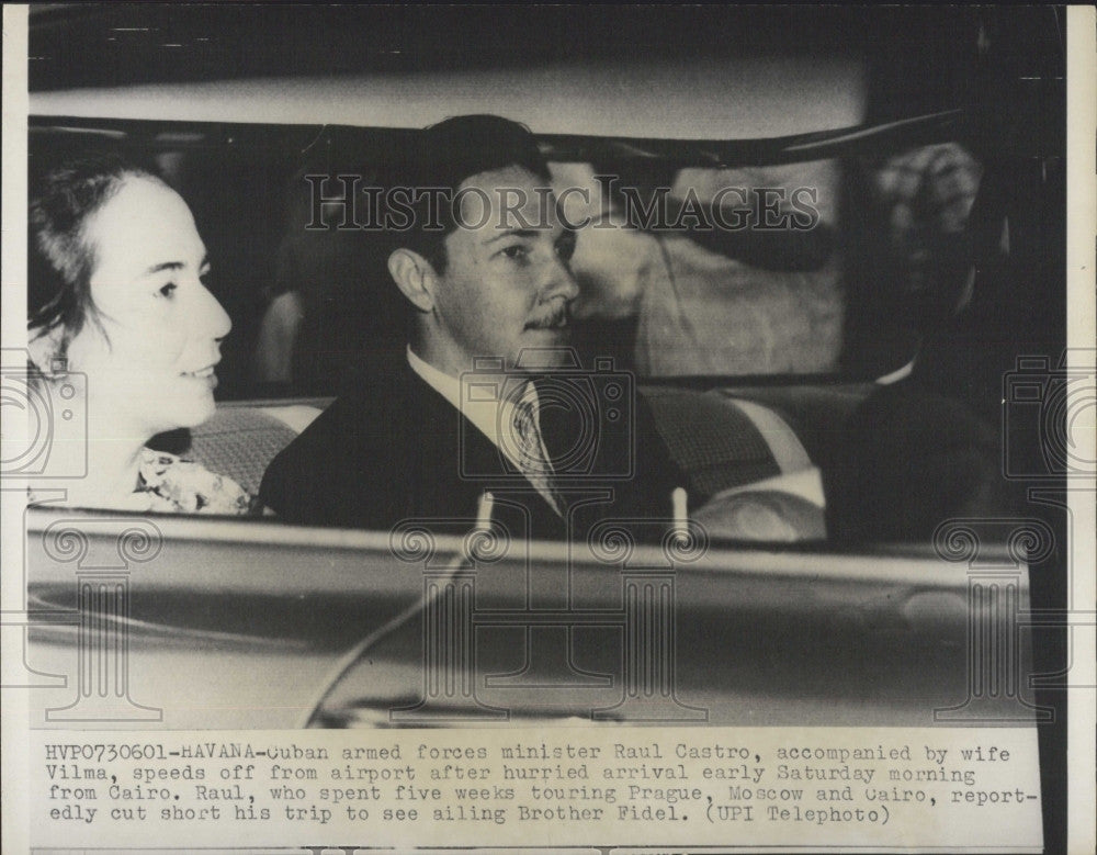 1960 Press Photo Cuban Armed Forces minister Raul Castro and his wife Vilma - Historic Images