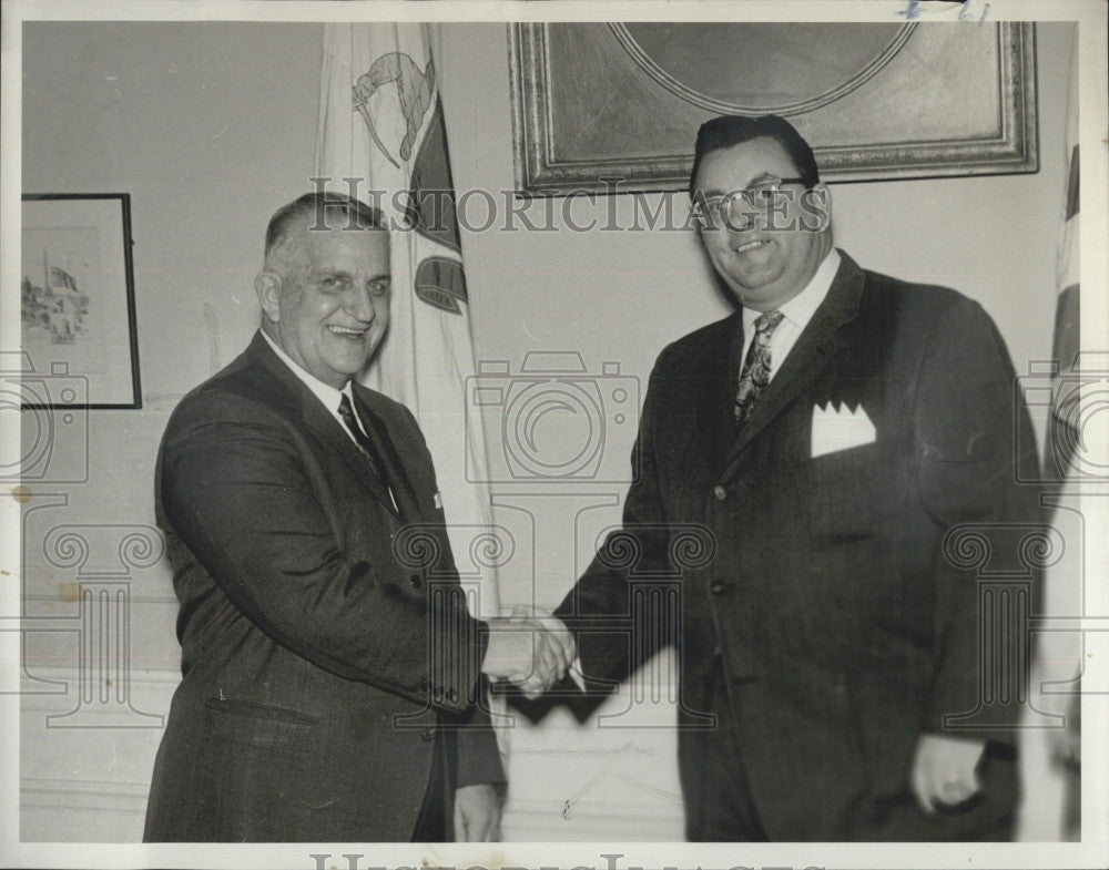 1968 Press Photo Police Insp. Lester A Caswell &amp; Mayor J Havican of Sumerville - Historic Images