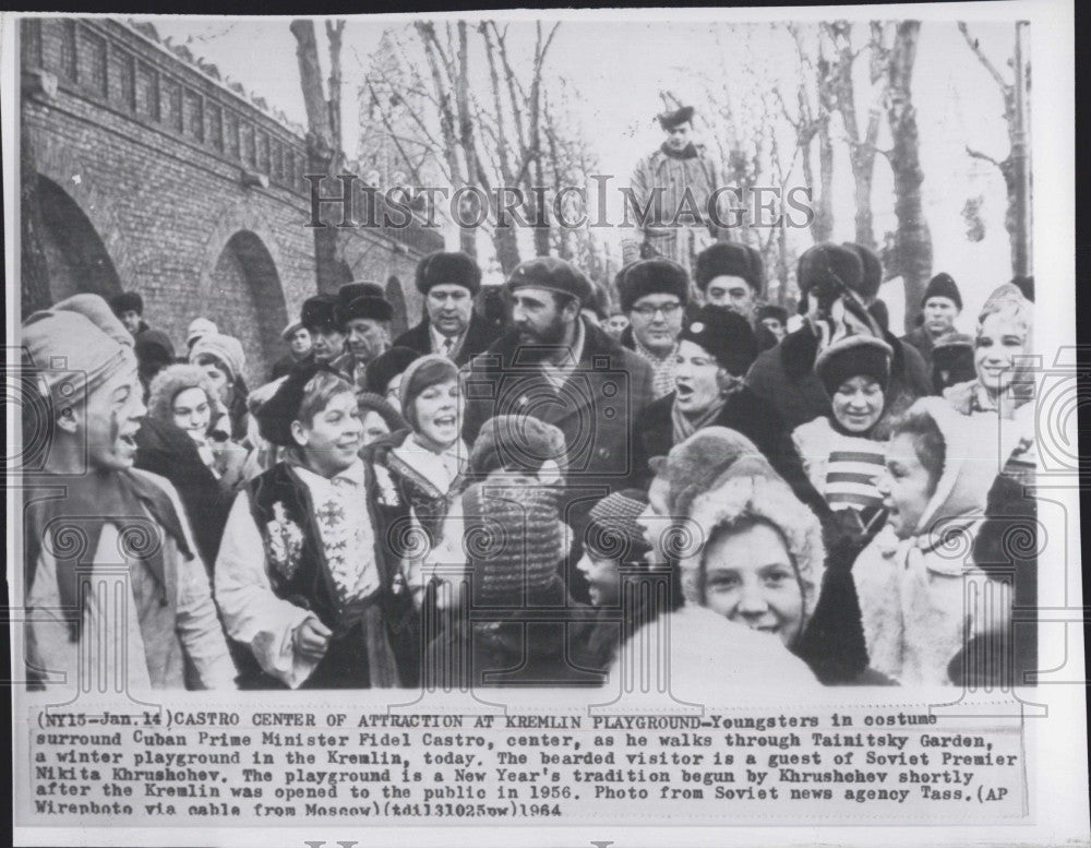 1964 Press Photo Cuban Prime Minister Fidel Castro at Kremlin playground - Historic Images