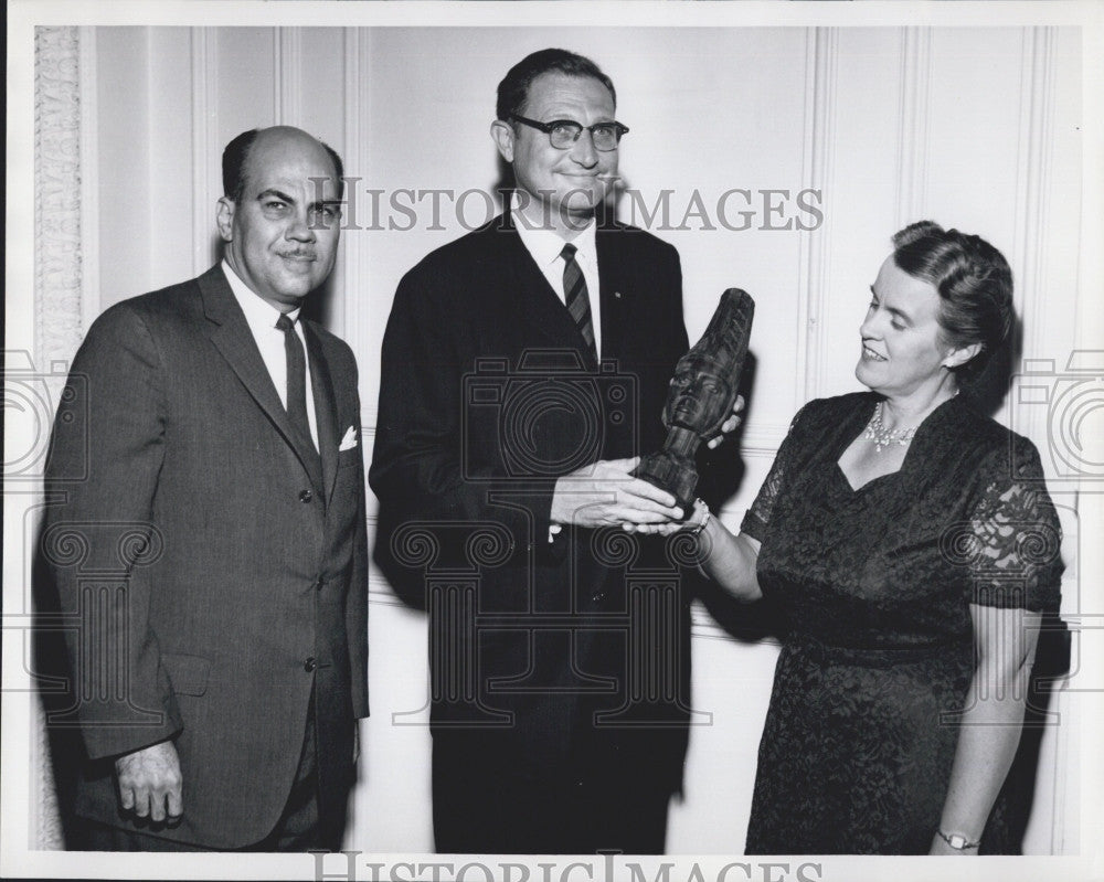 1960 Press Photo Rev Jack Mendelsohn Donald Beckley &amp; Emily Flint Show Carving - Historic Images