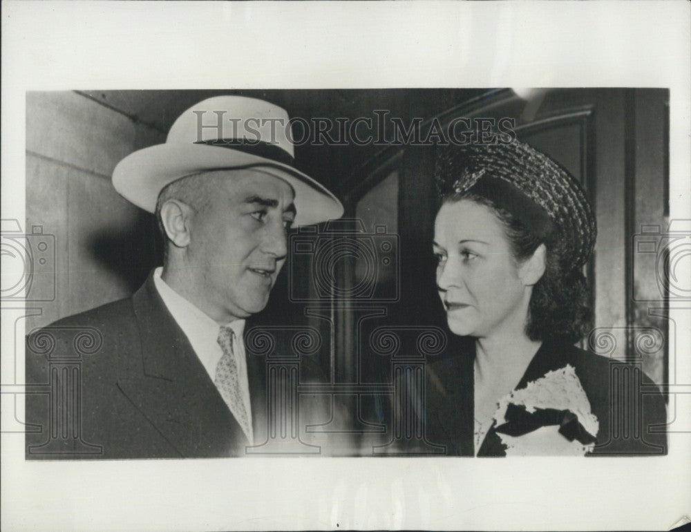 1943 Press Photo Attorney Vincent Martino and Diane Carter - Historic Images