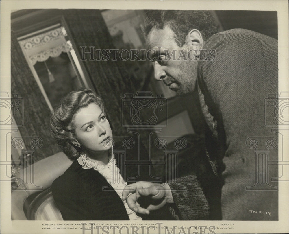 1944 Press Photo Helen Beverly and George Coulouris  in &quot;The Master Race&quot;. - Historic Images