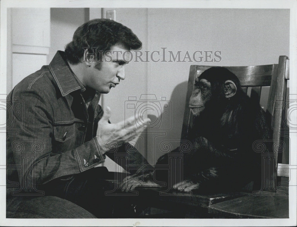 1972 Press Photo Ted Bessell and Buttons in &#39;Me and the Chimp&quot;. - Historic Images