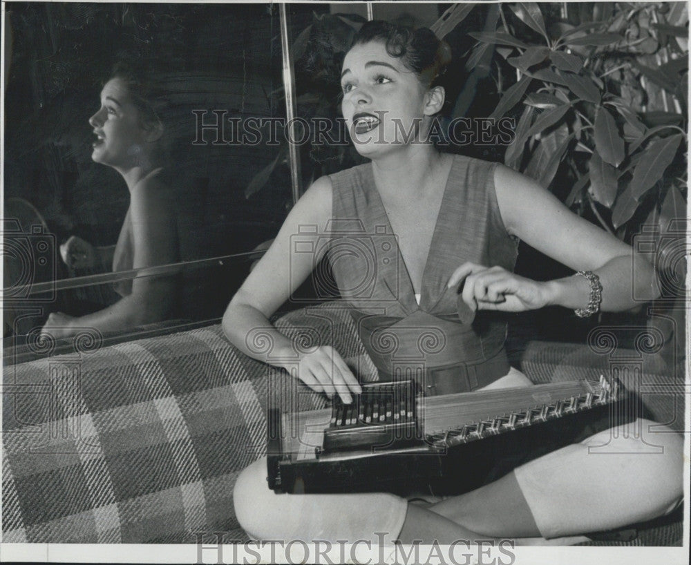 1955 Press Photo Miss America 1951 Yolande Betbeze Plays Zither - Historic Images