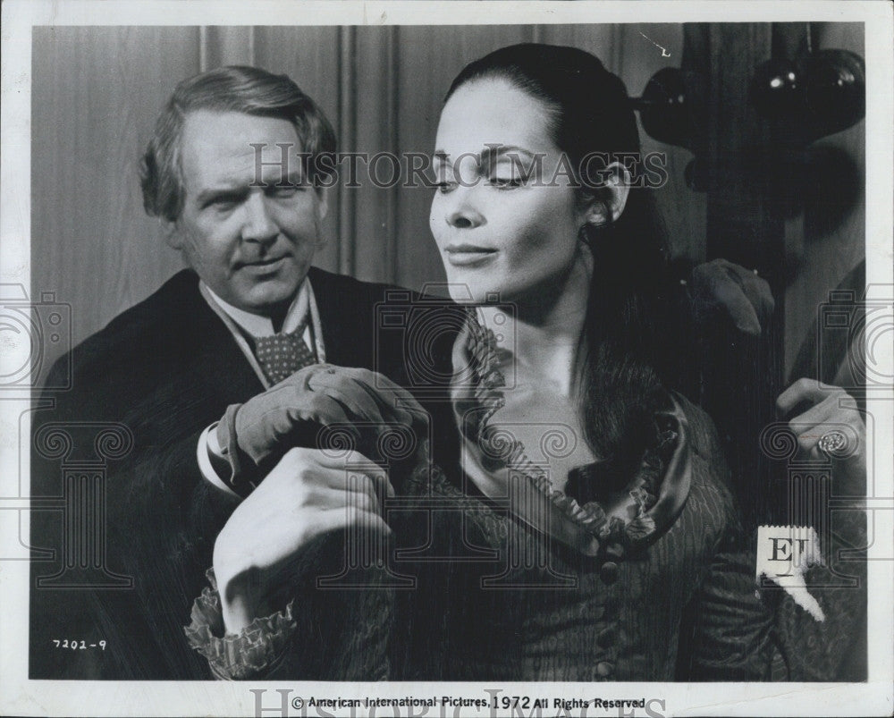 1972 Press Photo Actress Martine Beswick Gerald Sim Movie Dr Jekyll Sister Hyde - Historic Images