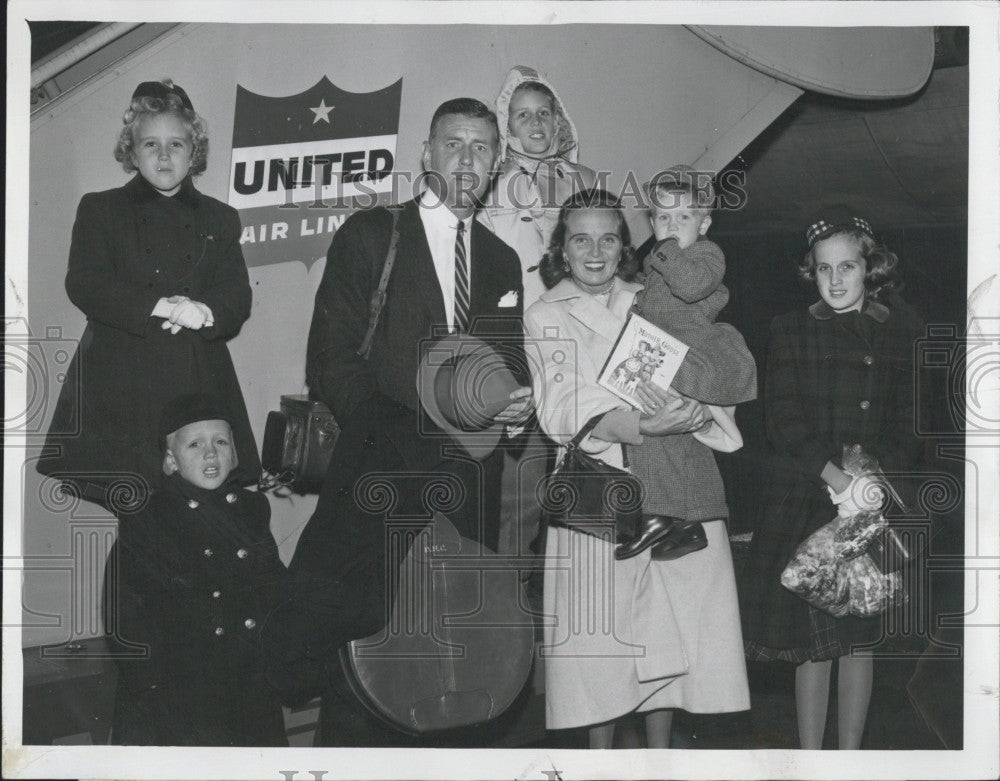 1960 Press Photo Sub-Marine Commander and Mrs. Robert M.Carroll at Logan Airport - Historic Images