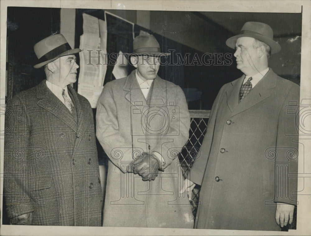 1944 Press Photo prisoner Thomas Carroll between officers - Historic Images