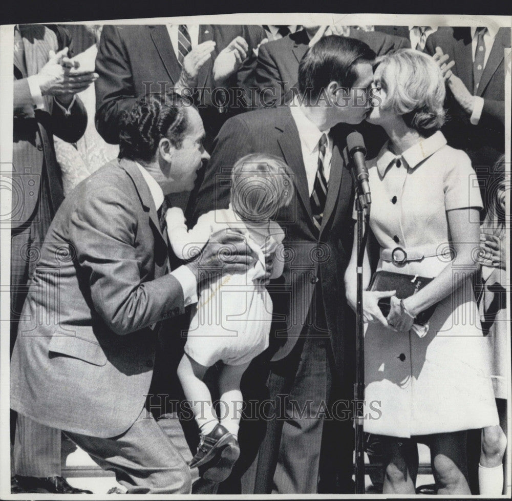 1969 Press Photo Donald Rumsfeld,ex congressman  and family &amp; Pres. Nixon - Historic Images