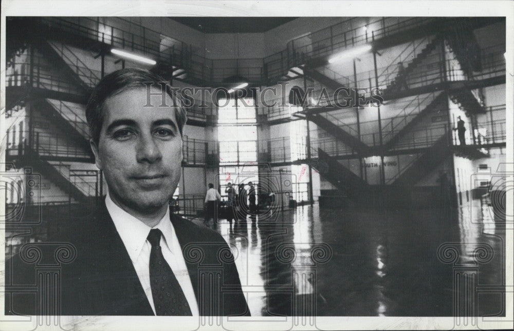 1990 Press Photo Sheriff Bob Rufo  at  Charles St Jail, Boston - Historic Images