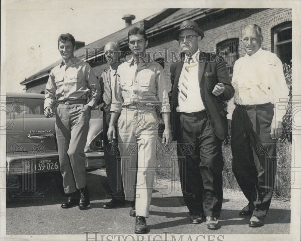 1960 Press Photo Yugoslavians Andre Smiliko, Joseph Tomas in custody in Long Is. - Historic Images