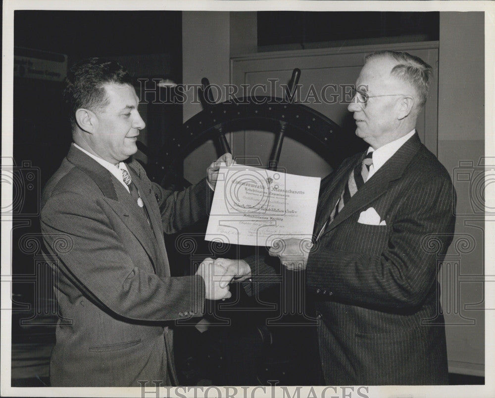 1951 Press Photo Dr. Jacob L. Rudd presenting award to Stanwood L. Hanson - Historic Images