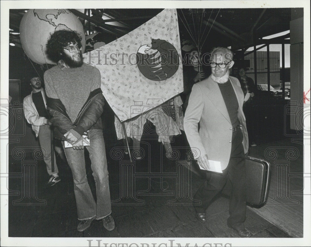 Press Photo John Running Protestor in Parade - Historic Images