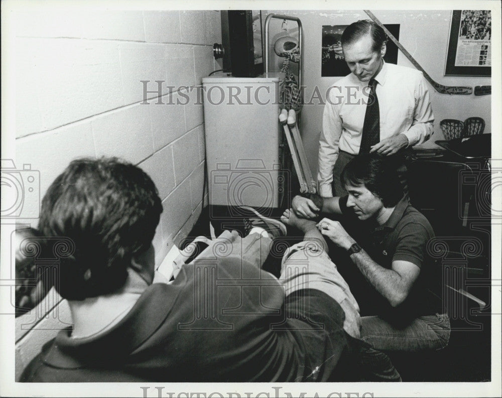 1982 Press Photo Nick Massarich, Dr Bel Lead and Dan Carmenate at med school - Historic Images