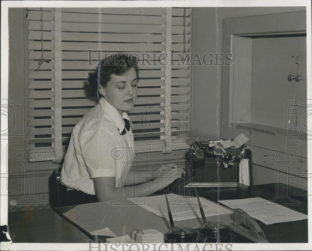 1955 Press Photo Virginia E. Leacy at naval air station - Historic Images