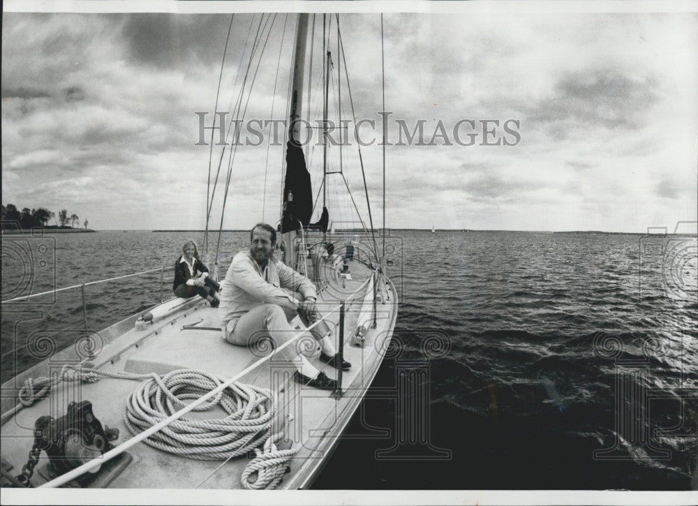 1977 Press Photo Dan &amp; Chris Leahy on their 60 ft yawl Mareda - Historic Images