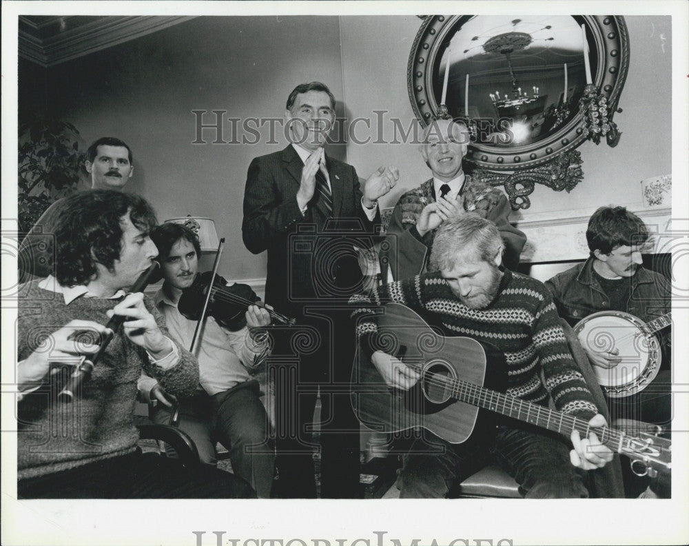 1984 Press Photo Boston Mayor Ray Flynn &amp; Galway Leahy &amp; musicians - Historic Images