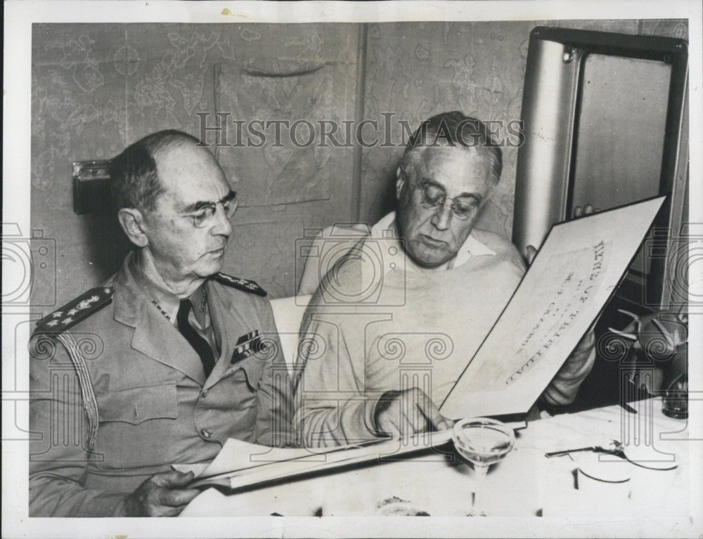 1943 Press Photo Admiral  Wm Leahy &amp; President Roosevelt - Historic Images