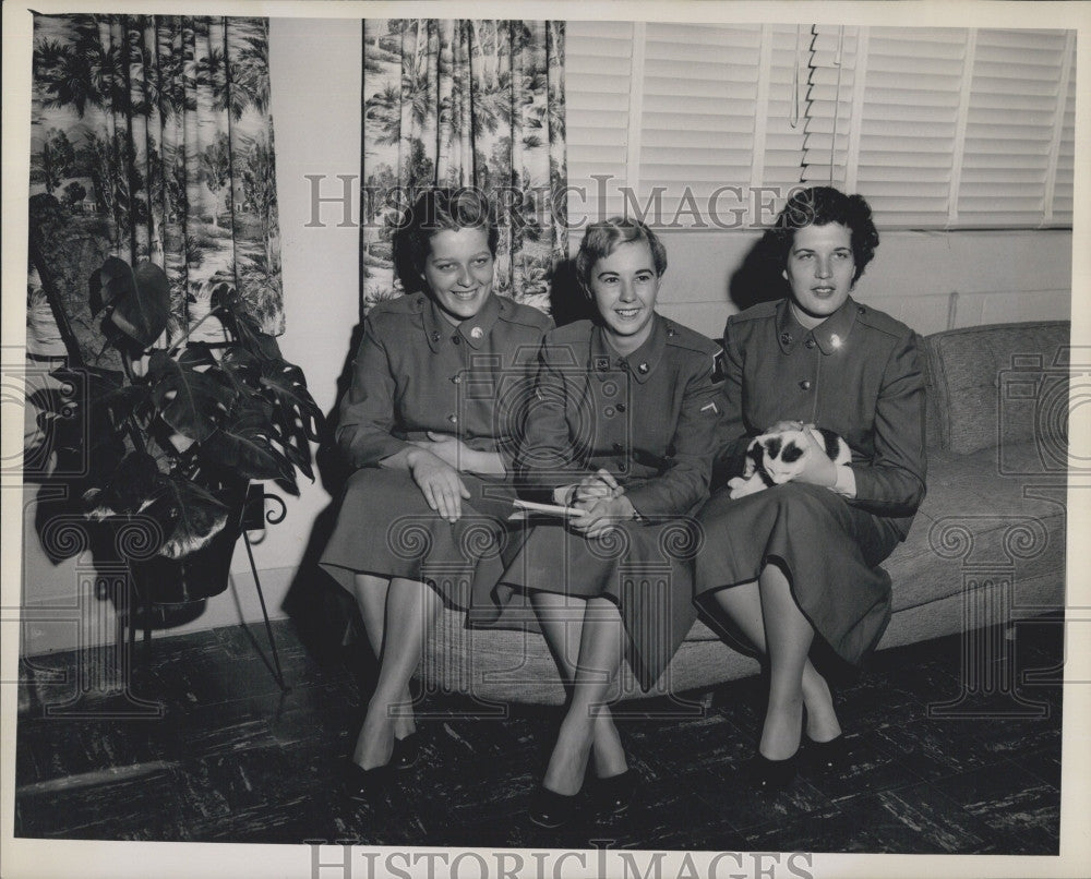 1954 Press Photo Ffc Helen Leard,Pvts Joan &amp; Judith Smith - Historic Images