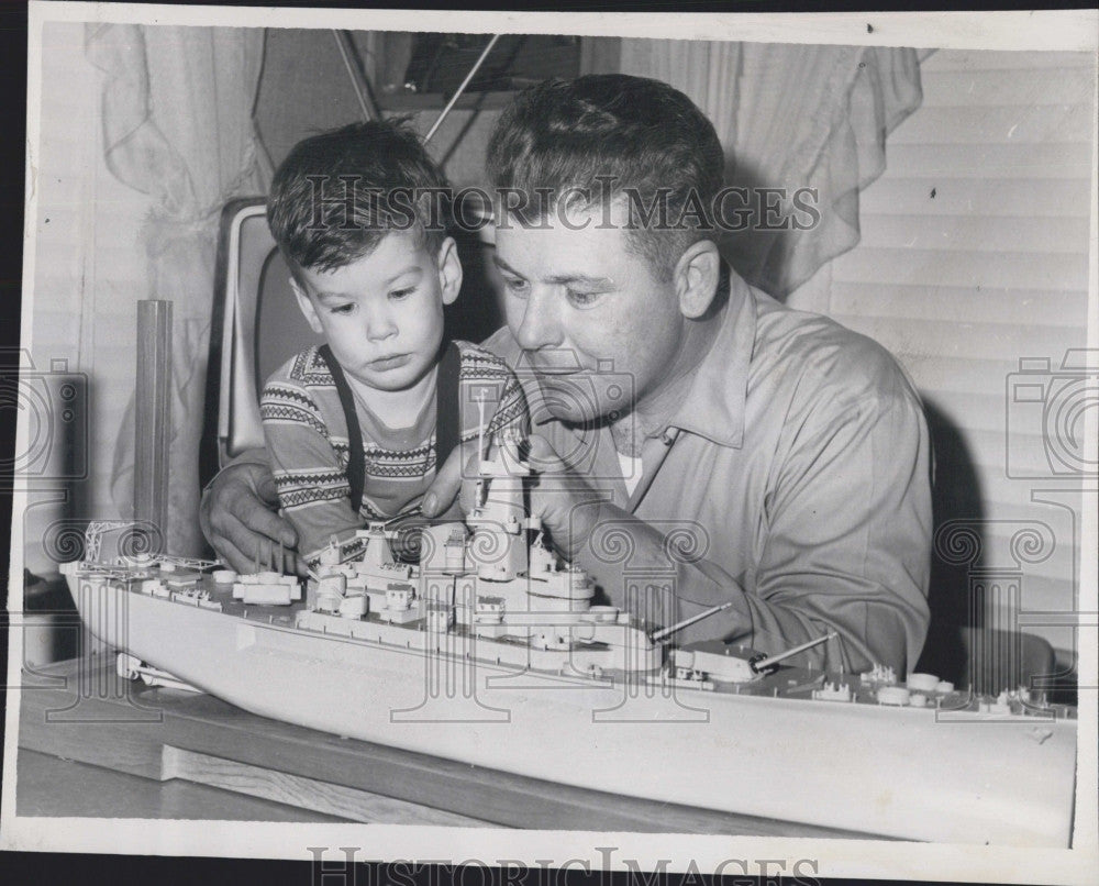 1964 Press Photo Robert G. Learnard &amp; son Eric &amp; model ship - Historic Images