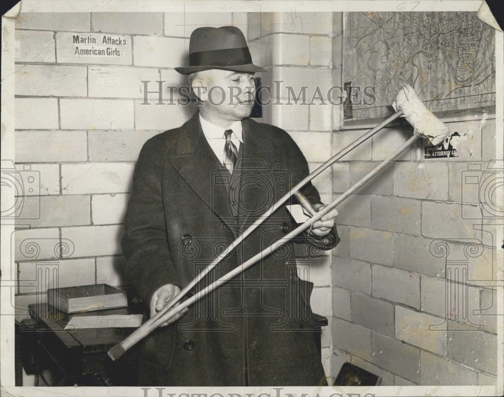 1942 Press Photo Spec officer Thomas H. Leary &amp; thief&#39;s crutch - Historic Images